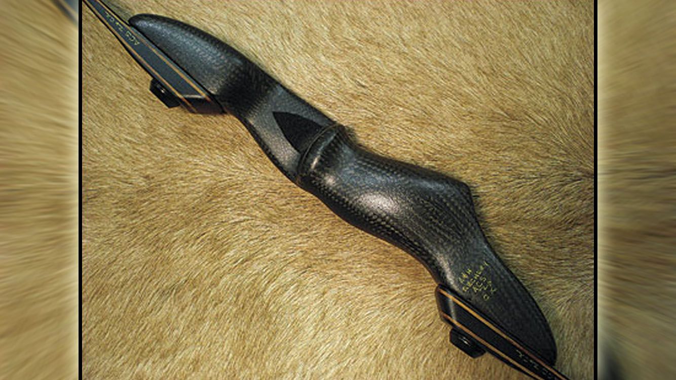 Riser, pegangan dan tempat ditempelkan ke limb dan aksesori lain pada busur. Copyright: &copy; worldarchery.org